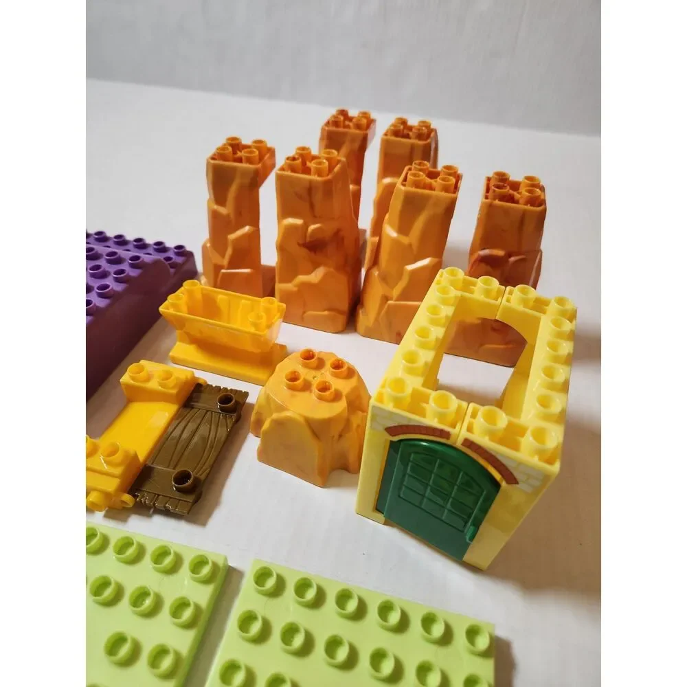 Mega Bloks Mixed Lot – Train Station & Building Pieces